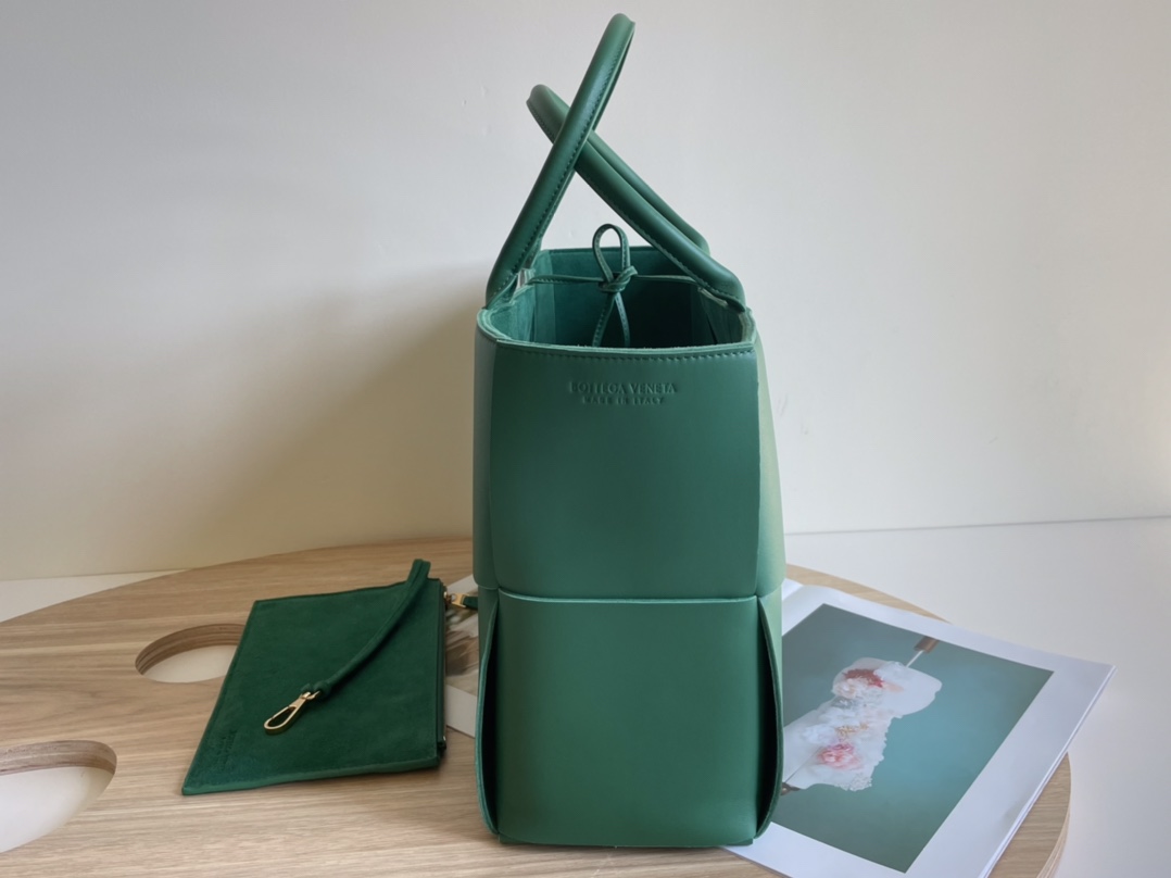 Medium Arco Intreccio Leather Tote Bag Dark Green